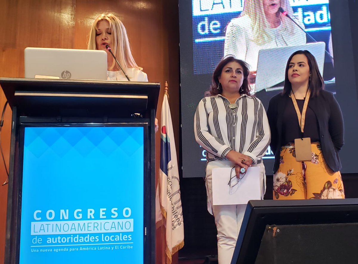 Presidenta de la Federación Argentina de Municipios, alcaldesa de La Matanza 🇦🇷, Verónica Magario; Ramona Reyes, Presidenta de la Comisión de Género de la AChM y Alcaldesa de Paillaco 🇨🇱, e Isabella Santos, RRII de CNM 🇧🇷, leen las conclusiones del #CongresoFlacmaChile2019