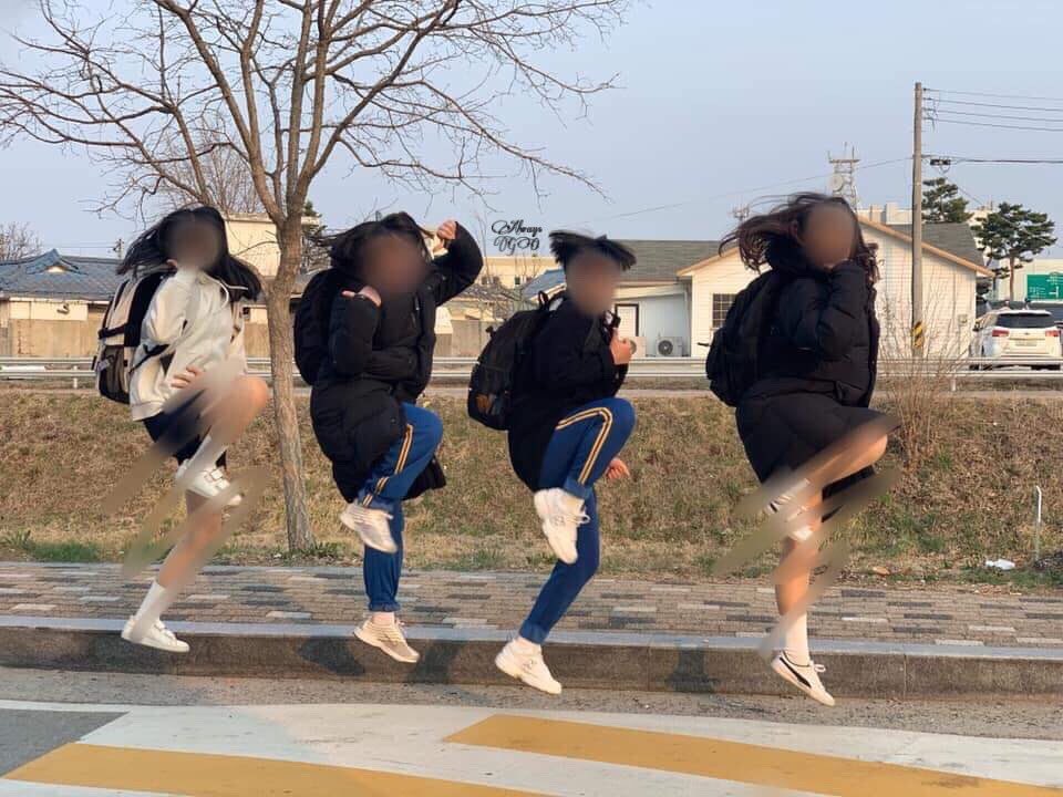 AlwaysGoHBG's tweet photo. 190325 

다같이 발랄한 고고후비고 인사법 
포인트는 멤버 모두 발이 땅에 안 닿아있다는 점 
고고후비고 젤 귀엽다 🖤

#고고후비고 #단체샷
#옥정 #어진 #민아 #성은 
@GogoHBGofficial https://t.co/x0tQseVYX2