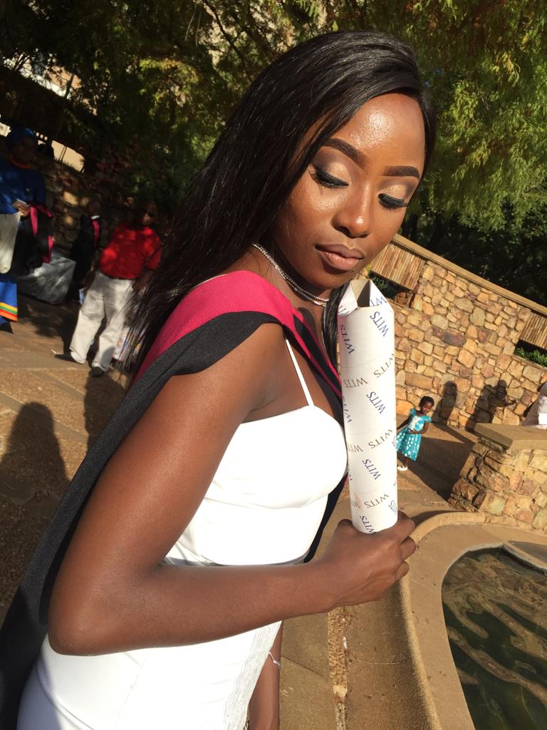 Hlulani_hlu's tweet photo. An entire Wits Graduate 
BSc Eng. (Civil) with Honors. 

But God🙏🏾👩🏿‍🎓
#WitsGraduate 
#witsalumni 
#WitsGradWeek https://t.co/FVdgbQoJwA