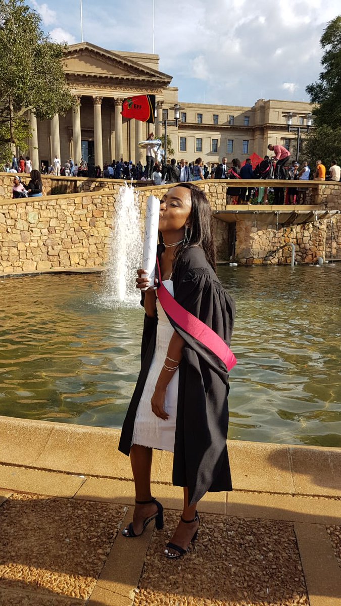 Hlulani_hlu's tweet photo. An entire Wits Graduate 
BSc Eng. (Civil) with Honors. 

But God🙏🏾👩🏿‍🎓
#WitsGraduate 
#witsalumni 
#WitsGradWeek https://t.co/FVdgbQoJwA