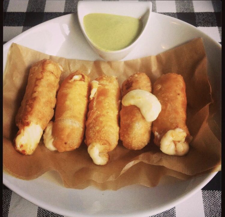 mayaricoteriver's tweet photo. ¡¡Ya es Viernes!!

#UnArtistaDice: Si pasan por Miami y están con antojo de Arepas, Cachapas, tequeños, o con ganas que comer rico, no dejen de ir a “Doggi’s Arepa Bar” un restaurante delicioso Venezolano. 100% recomendado! #antojitos 

@meminqc #1BCEA https://t.co/yrOdm3OMIb