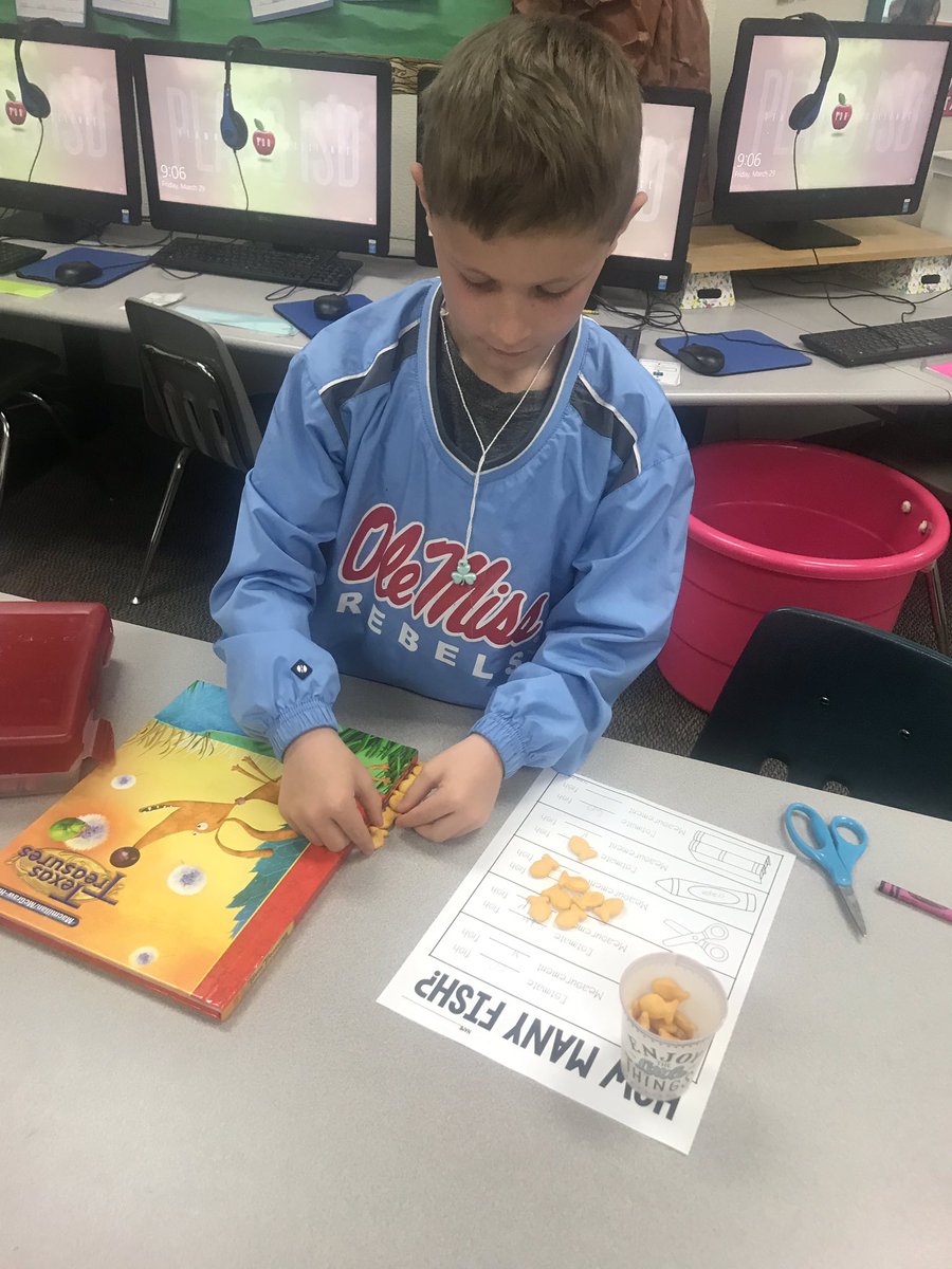ElementaryNerd's tweet photo. Measuring with non-standard units is fun when those units are goldfish! I’m loving the natural conversations I’m hearing with words like “length”, “width”, and “estimate”. Such big terms for such little workers! #beverlylearns @StrongBobcats https://t.co/cQRyRZkPad