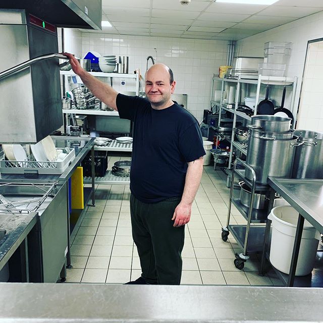stmarysinn's tweet photo. Meet Liam 😄
Our head kitchen porter all his hard work doesn’t get seen by the guests!! But we certainly have a very clean kitchen which he is very proud of #stmarysinn #happyteam #teamwork#kitchenporter #keymember #gastropub https://t.co/sr0Lnu6VMd