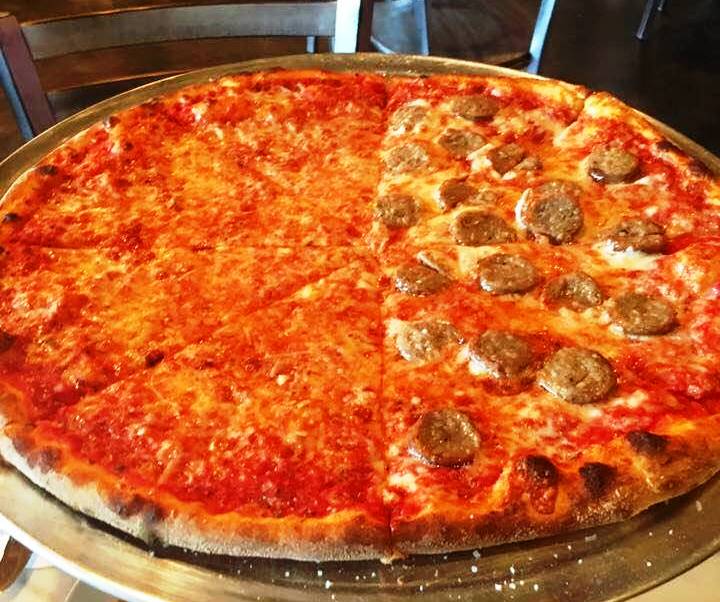 TonyLipsRest's tweet image. It's Friday! Order a pizza to go for dinner tonight! #bergencounty #tonylip #tonylip #franklinlakes #greenbook #greenbookfilm #greenbookmovie #pizza