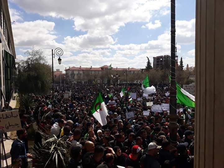 ObservAlgerie's tweet photo. Marche du #29_Mars : Sétif en ce moment.
⠀
➡️➡️Suivez le direct : https://t.co/btauWlSAPb⠀
#Algérie #Alger #حراك_29_مارس #الماده_102 #102_de_la_constitusion #Bouteflika #Gaid_Salah #manifestation https://t.co/ZrgjmfbdXs
