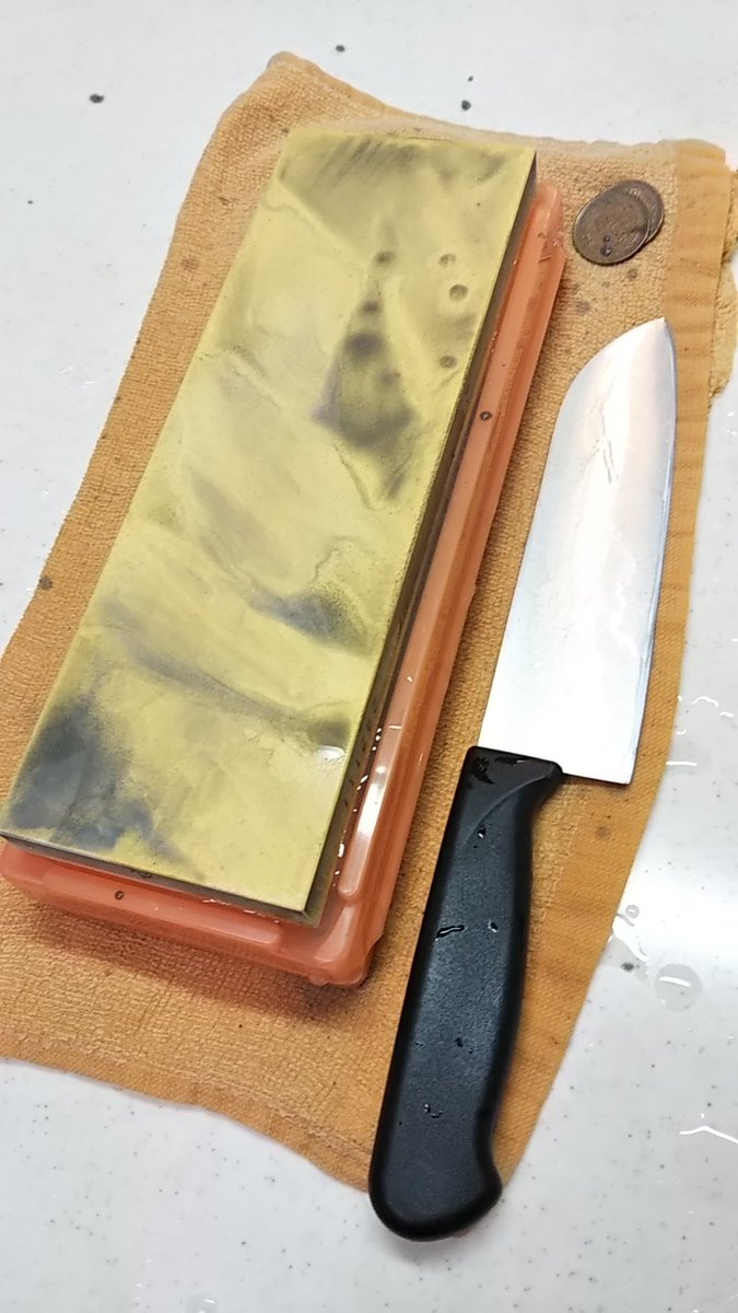 mochickey's tweet image. 砥石を買ったのではじめての包丁研ぎ🔰
#包丁 #砥石 #shapton #角度は10円玉2枚分