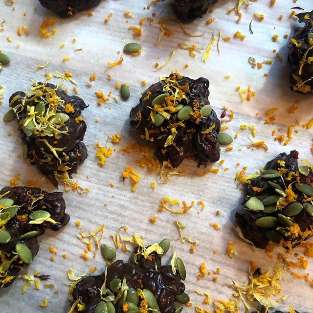 Raspberry, blueberry and pumpkin seed chocolate bombs 💫 ift.tt/2I04tAA