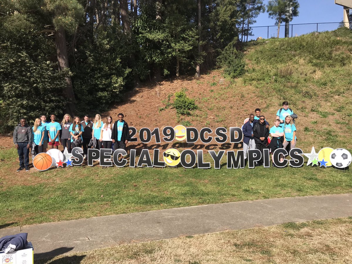 bb_dunwoody's tweet photo. We are ready for Special Olympics Track and Field!! #dekalbcountyspecialolympics #specialolympics #dunwoodyhs https://t.co/yPJMC1PB7o