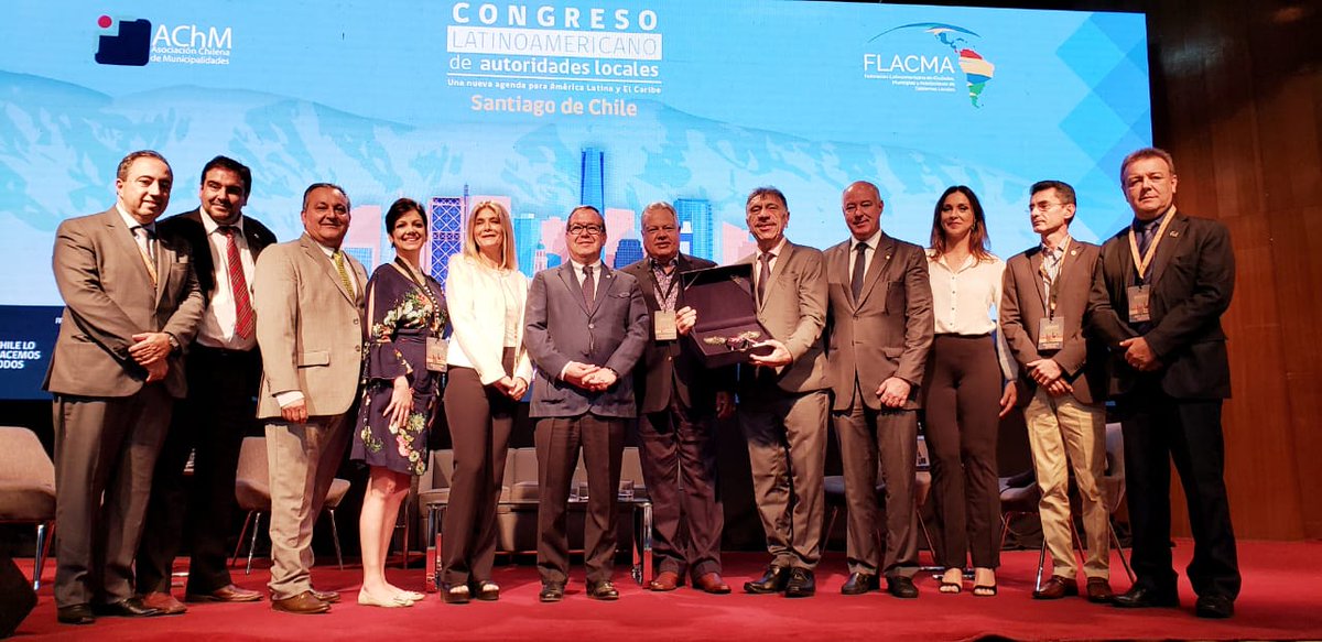 Equipo de la Asociación Chilena de Municipalidades 🇨🇱 entrega simbólicamente la responsabilidad a la delegación de Brasil 🇧🇷 para organizar el próximo Congreso de Autoridades Locales 2020 a realizarse en Pernambuco, Brasil #CongresoFlacmaChile2019