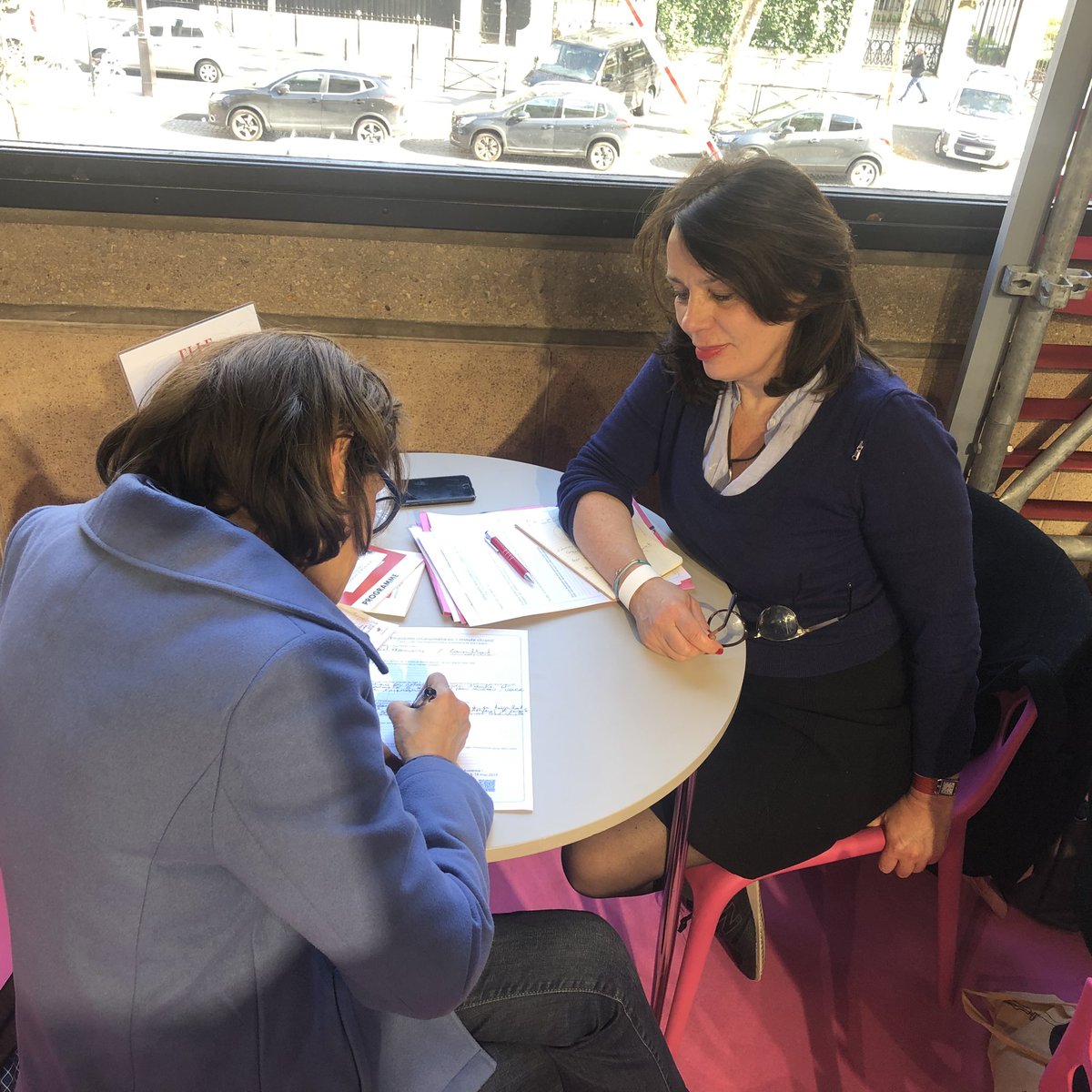 DB_et_A's tweet photo. Christine Blanchetiere en plein coaching one to one !
Grâce à elle, savoir se mettre en avant et créer son réseau n’aura plus de secret pour vous !
#coaching #ELLEActive #personalbranding https://t.co/qV5SX6y7I7