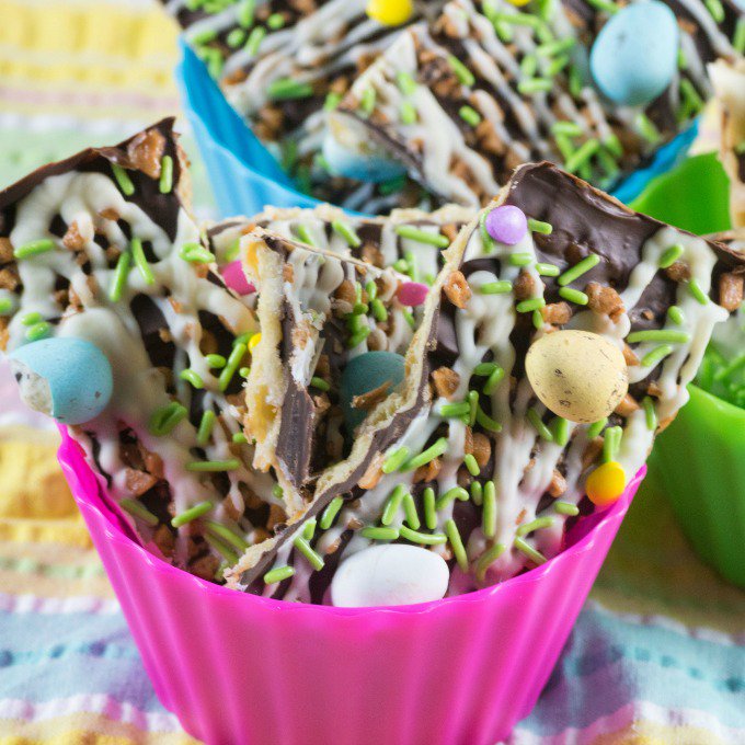 TaraNoland's tweet photo. Easter Toffee Bark is the perfect #spring #holiday #treat with pastel-colored #Easter sprinkles and candy-coated #chocolate Easter eggs! #recipe #dessert #toffee #bark #toffeebark https://t.co/WNZNmrKFz6 https://t.co/hidSgEUa07