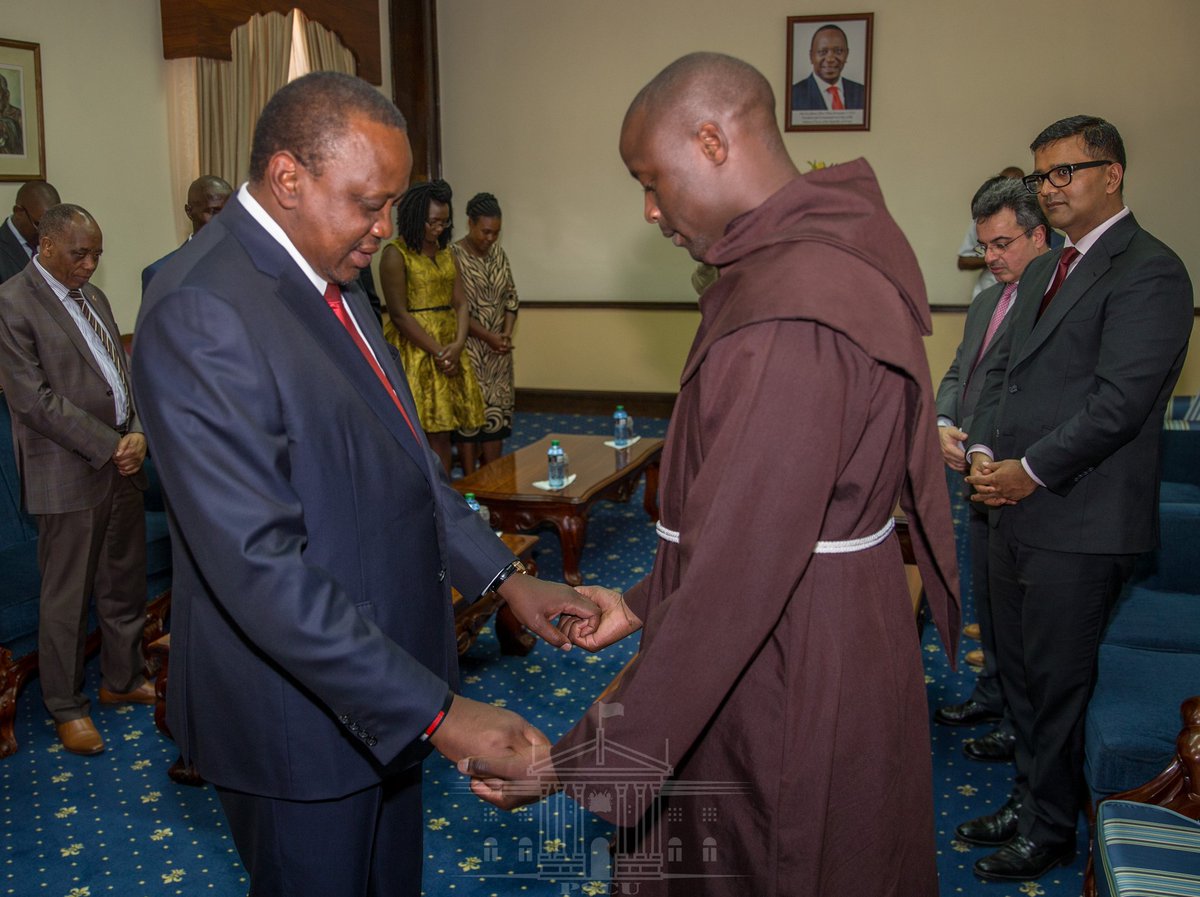 KanzeDena's tweet photo. Rais Uhuru Kenyatta amemshukuru Mwalimu @petertabichi kwa kushinda Tuzo la Ualimu Duniani la Mwaka huu akisema ushindi wake utaimarisha taaluma ya Ualimu nchini. Rais Kenyatta amesema kwa kushinda tuzo hilo, mwalimu Tabichi amedhihirisha kuwa kujitolea na uadilifu huleta manufaa. https://t.co/o00x92hi7P