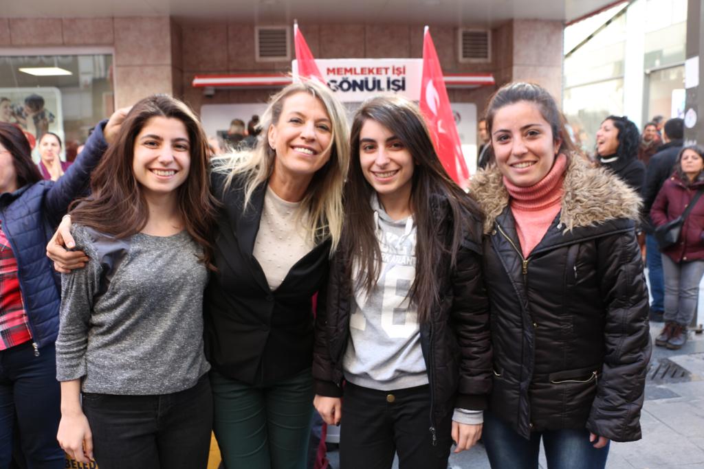 MacAyda's tweet photo. Karşıyaka Çarşımızda hemşehrilerimizle buluştuk. Karşıyakalılarımızın desteğiyle son güne kadar durmadan, yılmadan çalışmaya devam edeceğiz. Karşıyakamızı güzel günler bekliyor. #KarşıyakaKazansın https://t.co/0htMX5TH3l