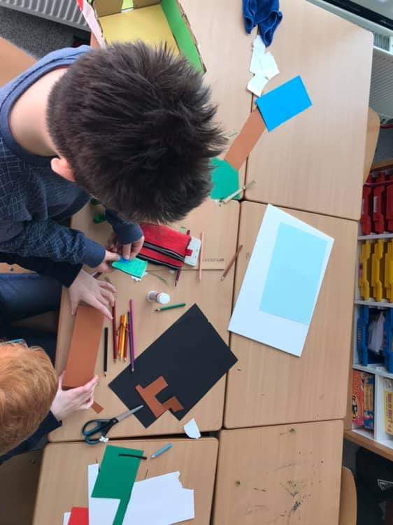 Vanmiddag is er weer gewerkt aan de #ecokeet. De kinderen waren #binnen of #buiten lekker druk met  #ontwerpen #ontdekken en #bouwen.  <a href="/ligthartschool/">OBS Jan Ligthart</a> #Westerbroek