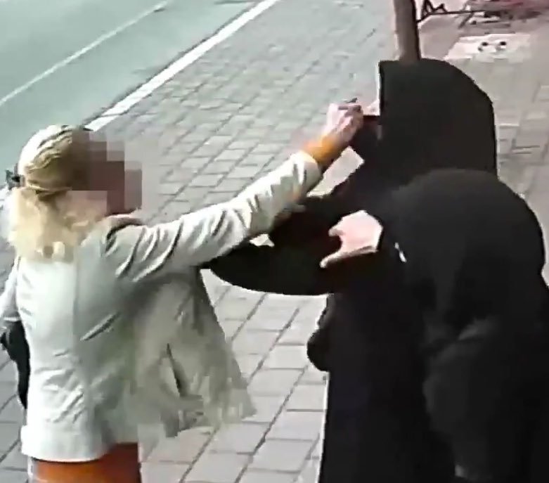 Biri Atatürk Havalimanı'nda başörtülü vatandaşlara hakaret ediyor, diğeri edep ve haya timsali bir kardeşimizi aşağılamaya çalışıyor, bir diğeri sokak ortasında başörtülülere saldırıyor, sonra da utanmadan bu ülkede yaşam tarzımıza baskı var diye bağırıyorlar!
#iyikivarsınYusuf