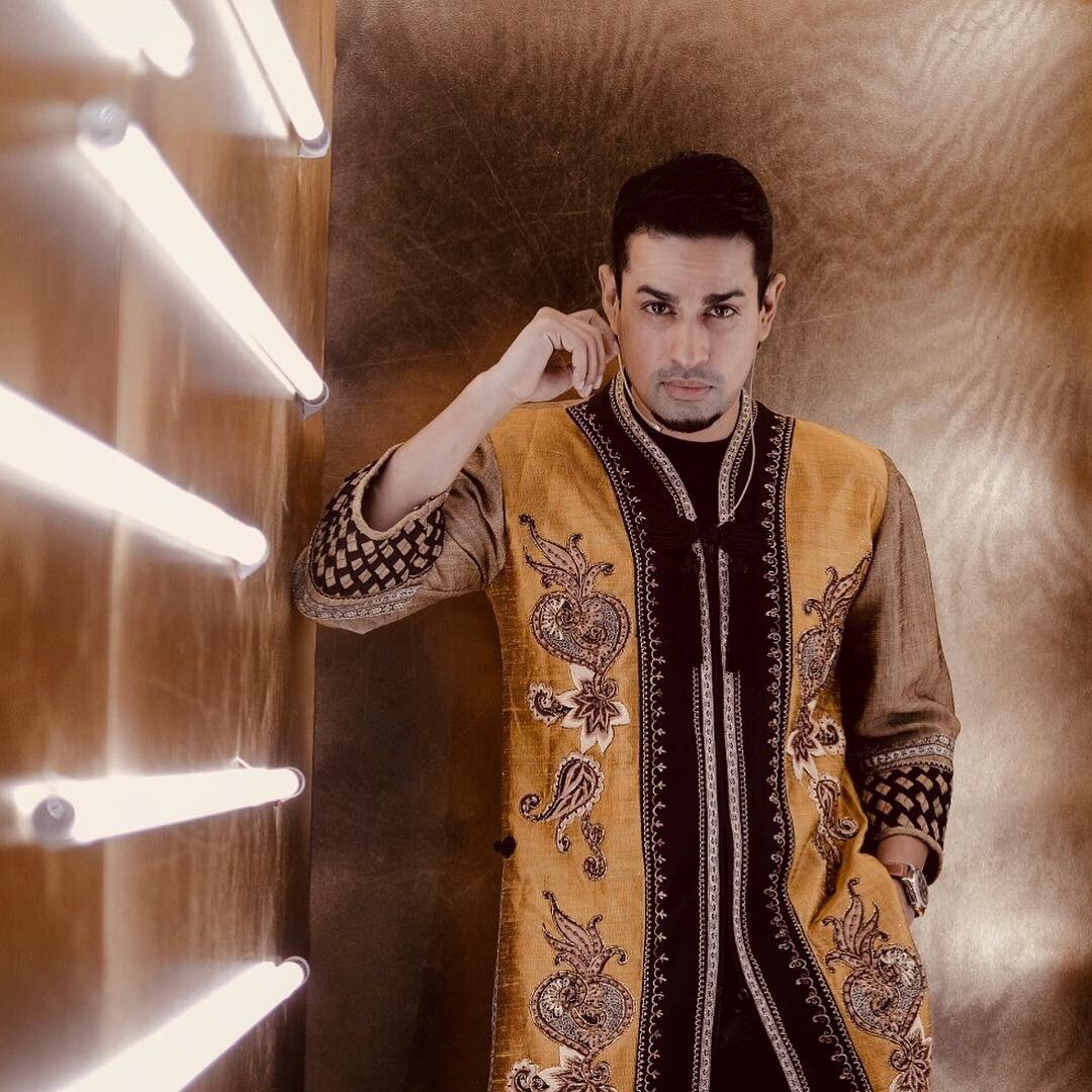 sam_yg's tweet photo. Stay Gold ⚜️
—
Fire, ice & everything nice...
Thank you to everyone who came out to welcome the White Walker last night! Whiskey lovers are definitely in for a treat as Johnnie Walker serves up this limited edition blend that will leave you wanting more..Cheers!!! 🥃
#JWcollab https://t.co/RRDAEXv0VW