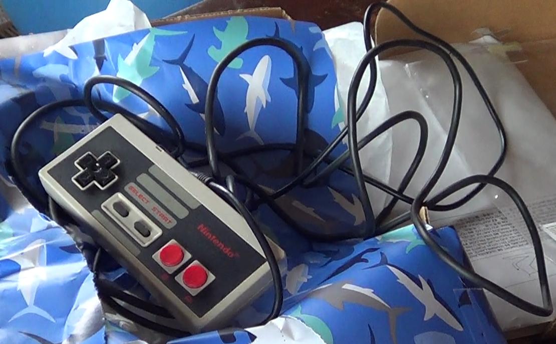 SFCTFL's tweet image. Today is my birthday, wife let me open one present early......

VINTAGE NES Controller

And WE'RE 
BACK
IN
Bid-ness!!!!!

(also check out the killer shark wrapping paper)
@SfvTfl 

#bestwifeever