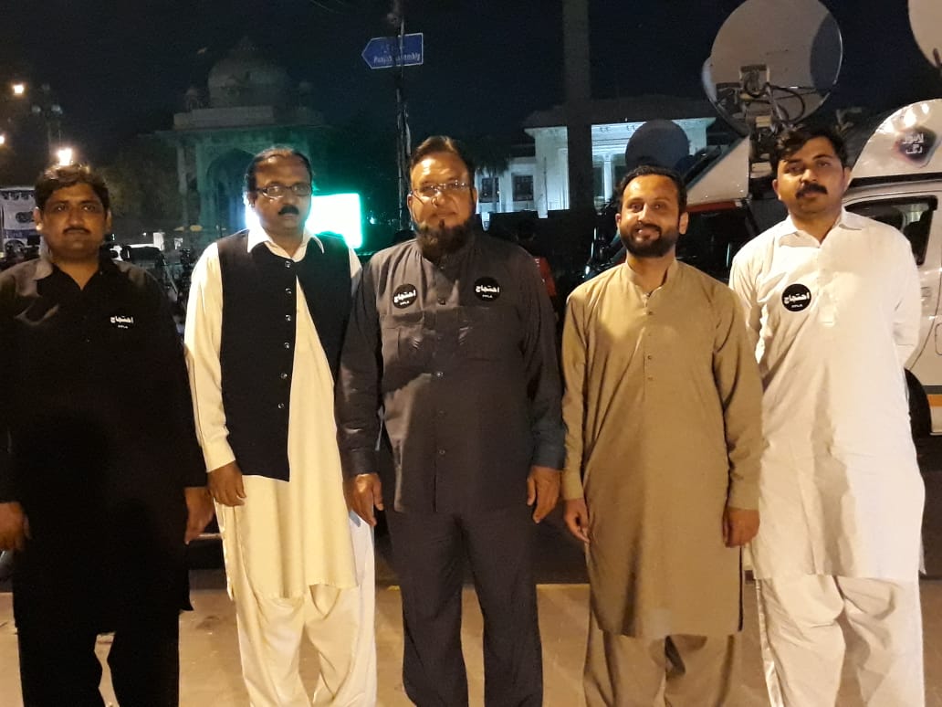 Muhamma68632942's tweet photo. حکومت اوچھے ہتھکنڈوں پر اتر آئی دھرنے کے اطراف میں موجود برقی سٹریٹ لائٹس بند کر دی گئیں!
چاند کو گل کرو تو ہم جانیں____ https://t.co/N8ulXjxiHW