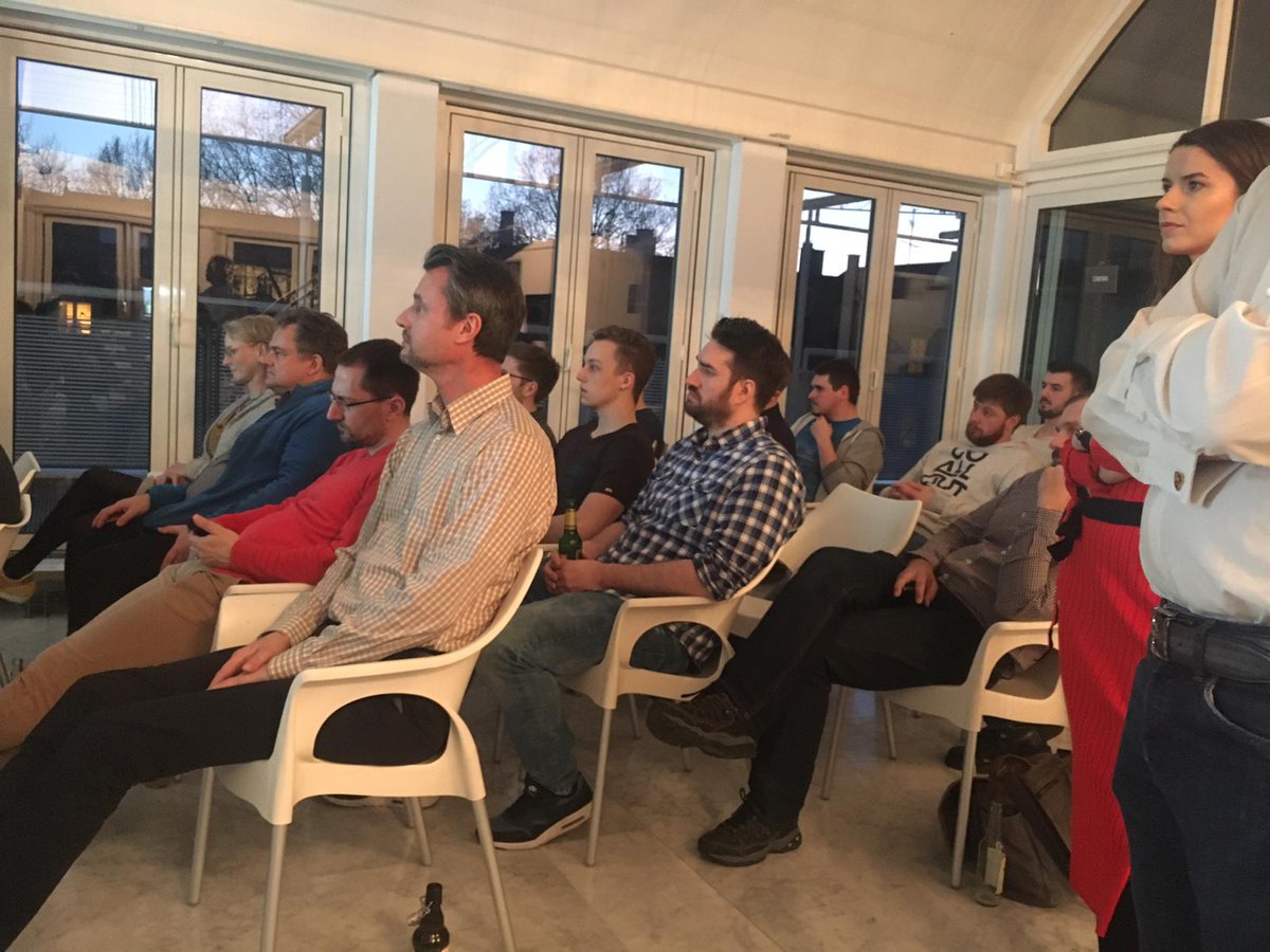 brickfox's tweet photo. "Zwei denken -einer schreibt" - unter diesem Motto waren wir Gastgeber für eine Veranstaltung aus der Reihe "Leaders in Tech Stuttgart" mit einem Vortrag von Andre Ufer, Kaiser X Labs, zum Thema Pair Programming. Volles Haus &amp; ein gelungener Abend! #brickfox #developer #stuttgart https://t.co/mYTjeM0uwR