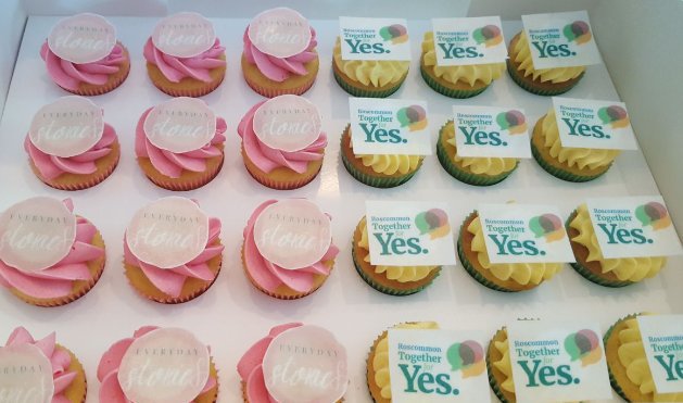 <a href="/SarahCGeraghty/">SarahGeraghty</a> @ShoutOut_IE Also good to see the Rossies are keeping up their excellent cupcake game! 
My neighbour made these for an <a href="/es_irl/">Everyday Stories</a> and <a href="/RosForChoice/">Roscommon Together for Yes</a> event last year! 😍
