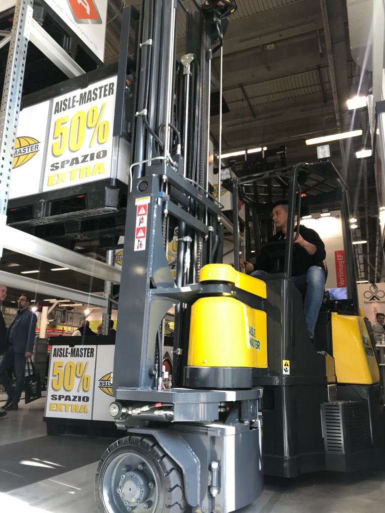 MDappertutto's tweet image. su #RadioMuletti: spazio a Euro Assistance Group srl, importatore unico per l'#Italia dei #carrelli @Combilift, Hubtex e @AisleMaster, che mostra al @MECSPE i numerosi prodotti della gamma #MECSPE #MECSPE2019
#mulettidappertutto #forklift #logistics