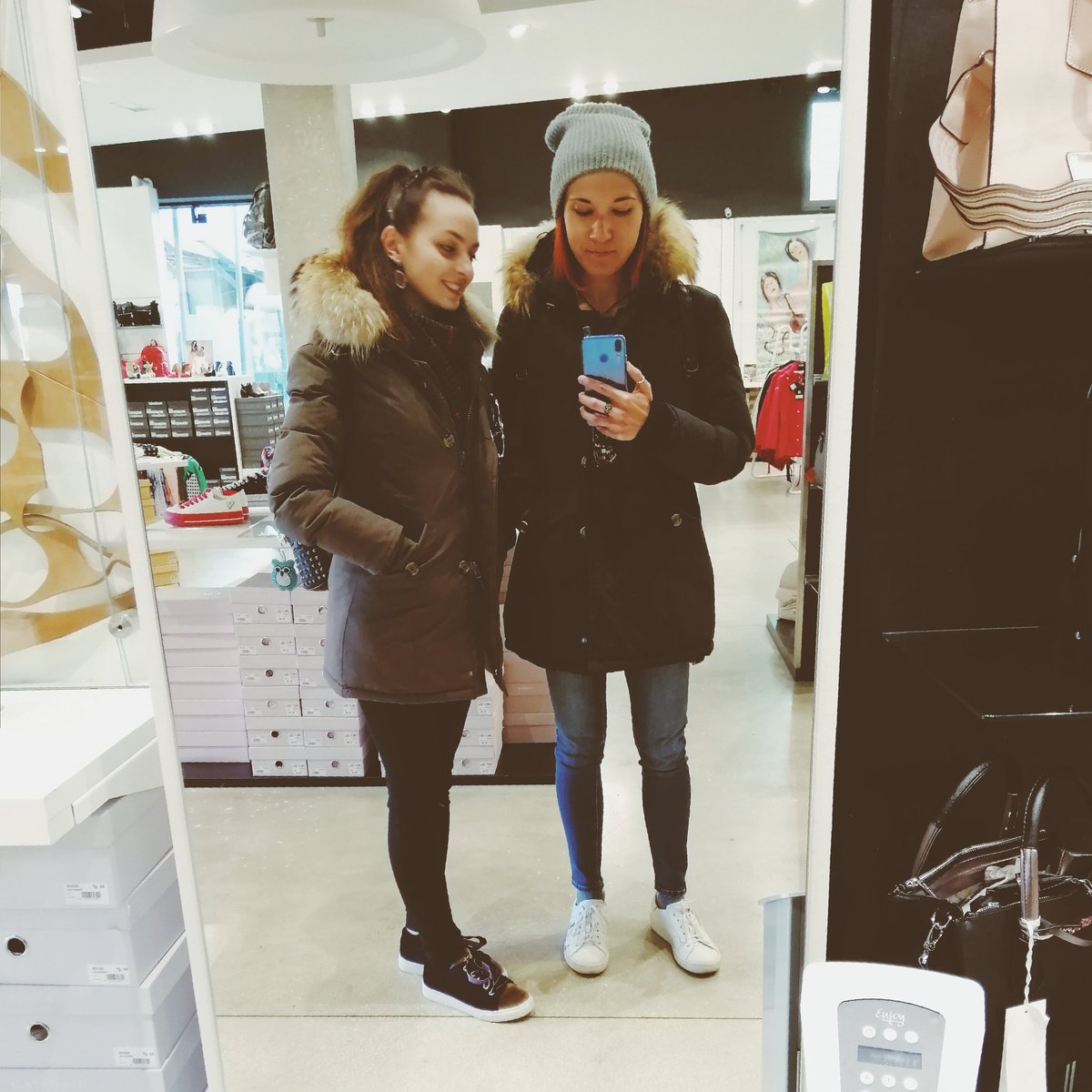 ravioloalvapor3's tweet photo. Selfie a caso in posti a caso per un motivo che invece รจ ben preciso: per quanto non ci piaccia guardarci allo specchio, vederci insieme รจ sempre bellissimo e ci riempie di orgoglio โค๏ธ๐
#perluani #lesbiansquad https://t.co/OBemLQnigB