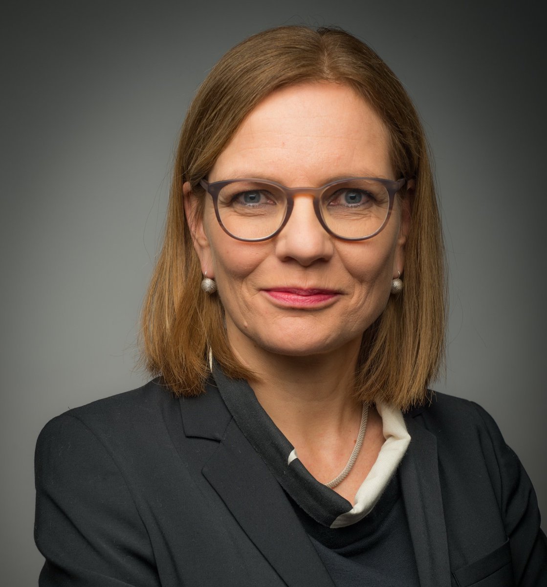 SuvaSchweiz's tweet photo. Der Suva-Ratsausschuss hat an seiner heutigen Sitzung Edith Müller Loretz zur neuen Leiterin des Departements #Gesundheitsschutz und zum Mitglied der #Geschäftsleitung der Suva gewählt: https://t.co/H1fURGXUe7 https://t.co/va7MlKjSFu