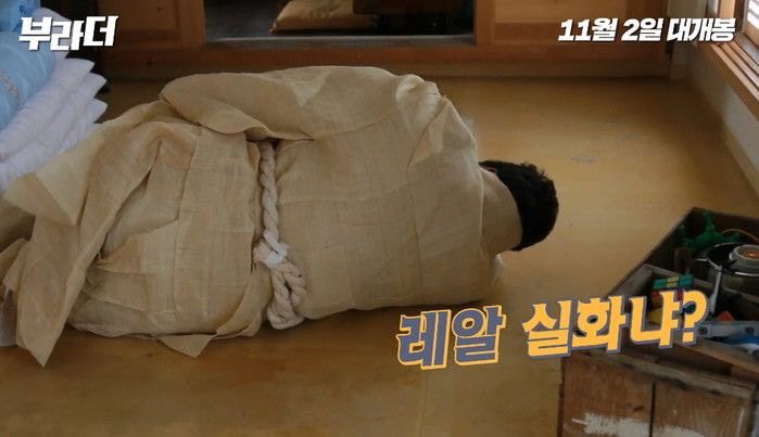 nenne_zZ's tweet photo. 어깨 넓은 사람은 잘 때 어떻게 자 짤을 실사로 보다니 https://t.co/GYLWEcspVH