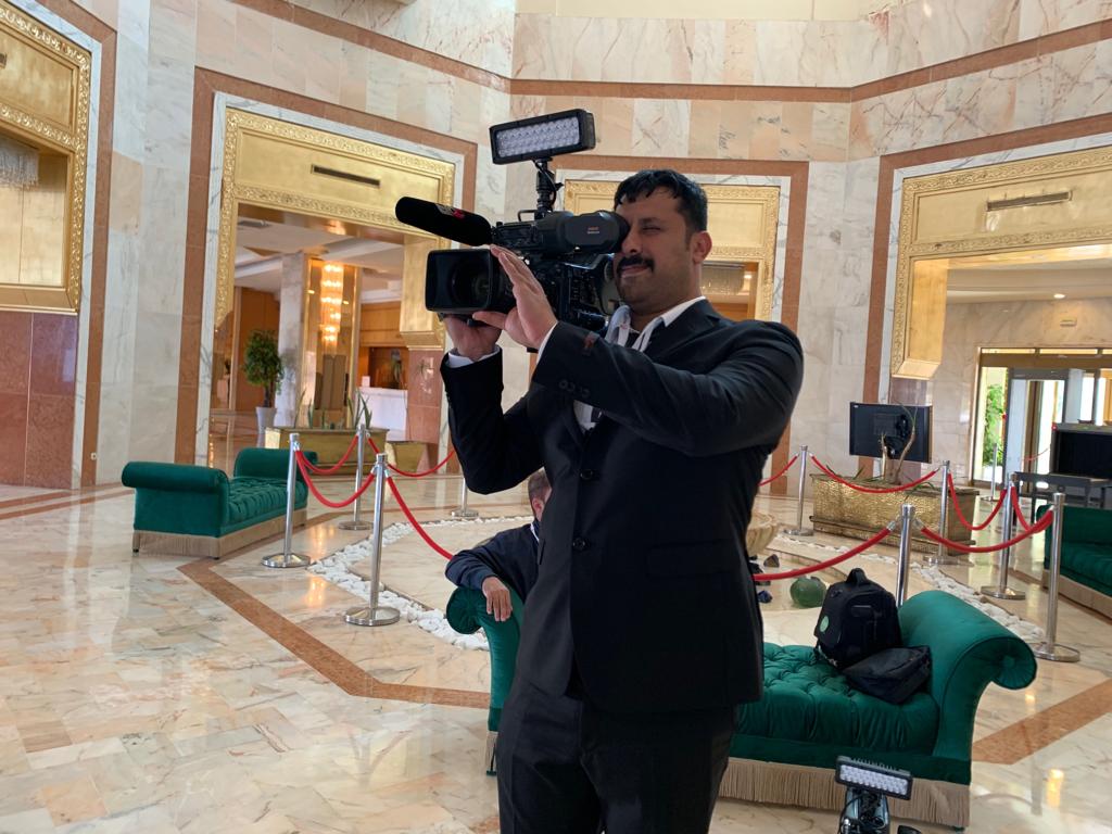 omantvnews's tweet photo. كوادر بعثة الهيئة العامة للإذاعة والتلفزيون لتغطية القمة العربية الثلاثين في #تونس

#مركز_الأخبار https://t.co/QSbQU60Y27