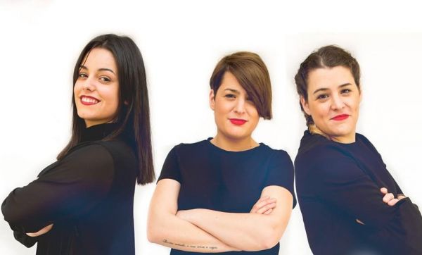 tuplace_es's tweet photo. NOVA ENTREVISTA! 👏😊
Rematamos o noso especial Mulleres na Cultura, entrevistando a Tanxugueiras, trío de mulleres que fan música tradicional e de raíz desde Galiza.

#Tanxugueiras​: "Se a lingua morre a cultura vai con ela". Desfrutádea! 👇
https://t.co/IutPzEqaQN https://t.co/YBVBHknzLH