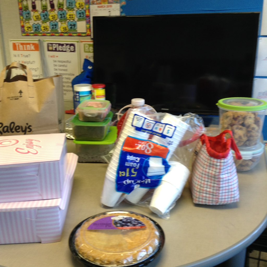OsterRm19's tweet photo. State Food!The 5th graders are really hungry from finally finishing the State Report. Now it's time for a break.Yum!#usdlearns #osterpride https://t.co/WRhqfIQ9UG