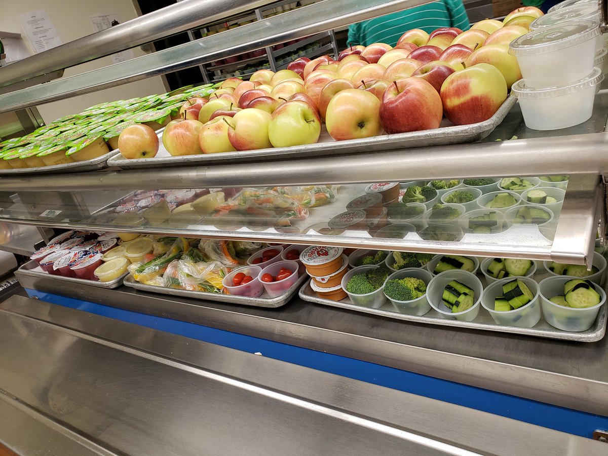 londonderry_dng's tweet image. Gloomy outside? Not in @londonderry_nes! We are thinking spring and ready for our students with all these colorful fruit and veggie offerings #coloryourplate