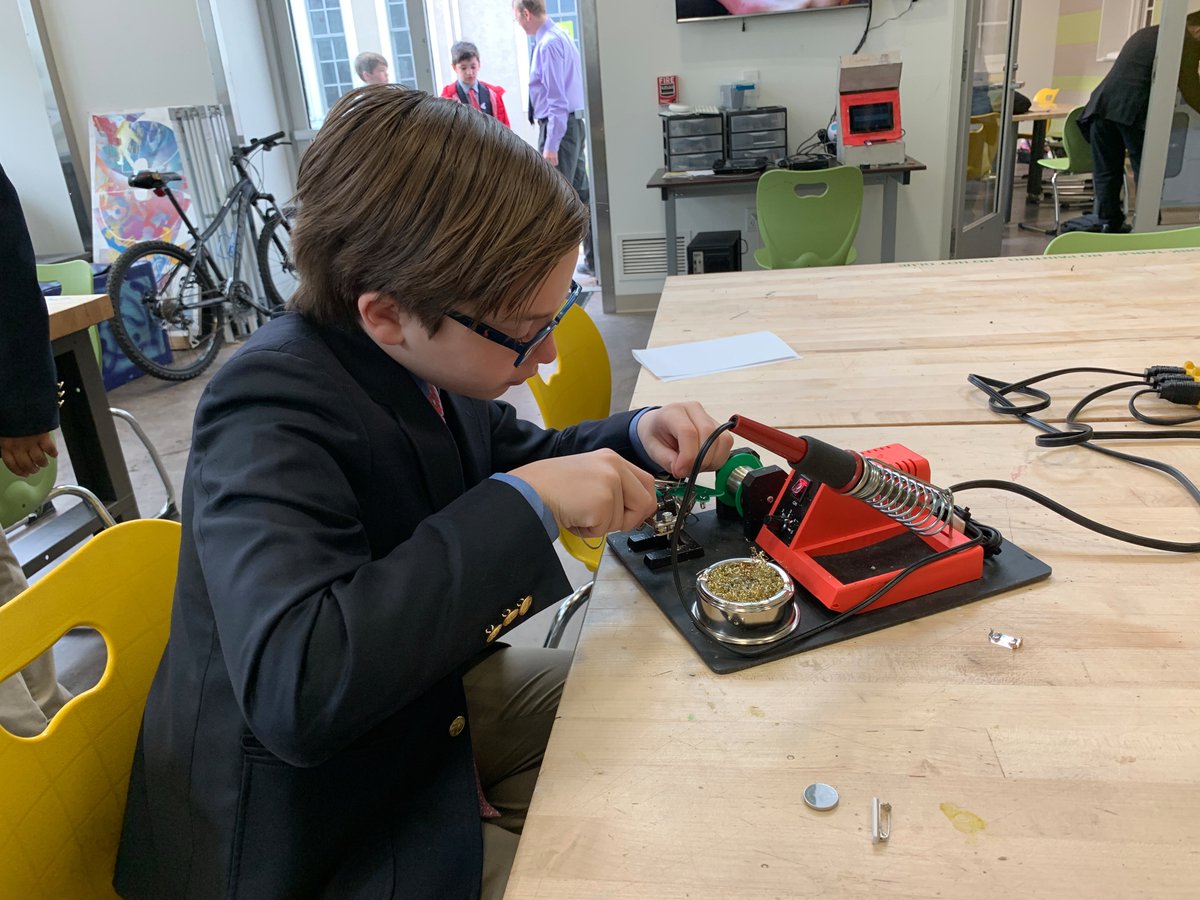 FessyiLab's tweet image. Soldering workshop with @ScienceBob in Middle Makers this morning. #makered #electronics #solderingisfun ⚡️🔌💡