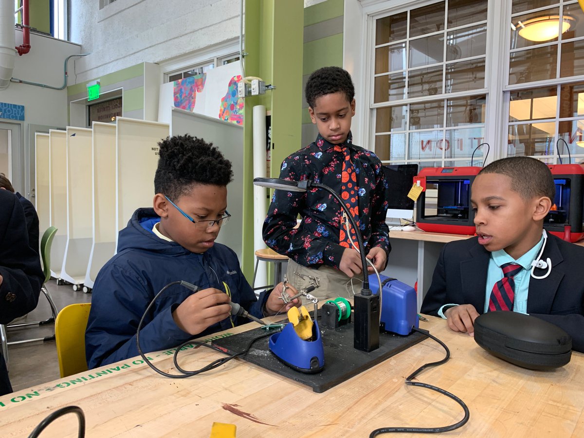 FessyiLab's tweet image. Soldering workshop with @ScienceBob in Middle Makers this morning. #makered #electronics #solderingisfun ⚡️🔌💡