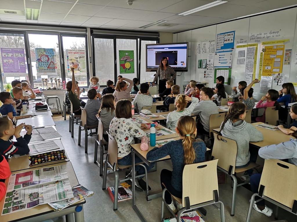 42 kinderen uit groep 7 van de Basisschool in #Schinnen mocht ik tijdens een gastles van #Bankvoordeklas meenemen in de wereld van geldzaken tijdens de #Weekvanhetgeld. Fijn dat we als @Rabobank_CZL ons steentje kunnen bijdragen aan deze financiële educatie.