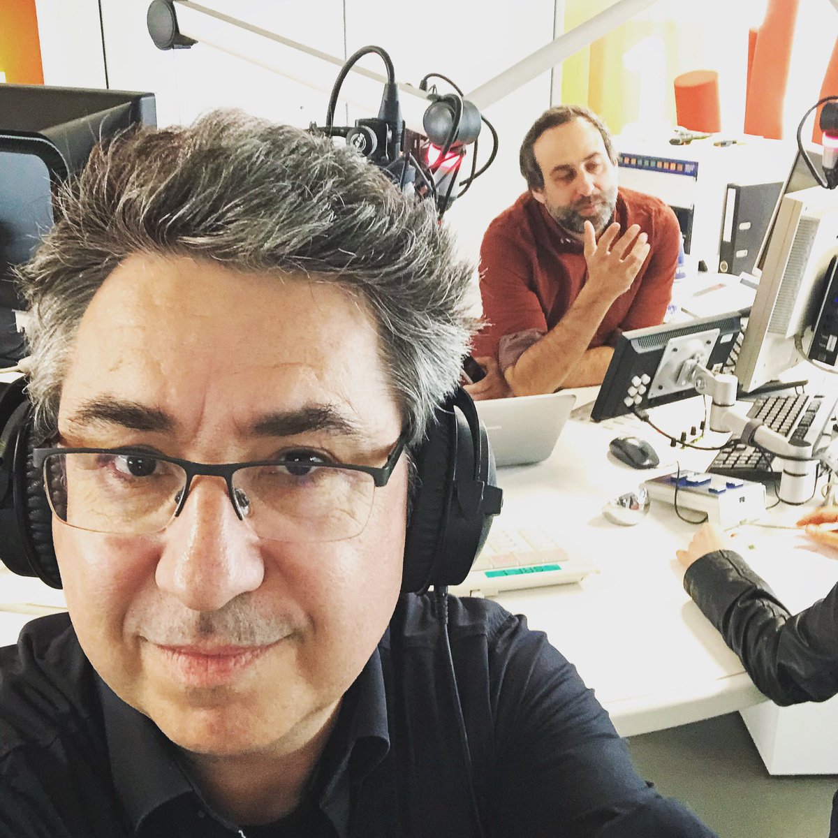 Letzte Vorbereitungen für den Medientalk mit @sata252 im Radio Studio Zürich von @srfnews . Mirjam Teitler vom @Verlegerverband und ich schenkten und nichts, soviel sei schon vorweggenommen 😻 #fairesURG #Leistungsschutzrecht #uploadfillter #Urheberrecht