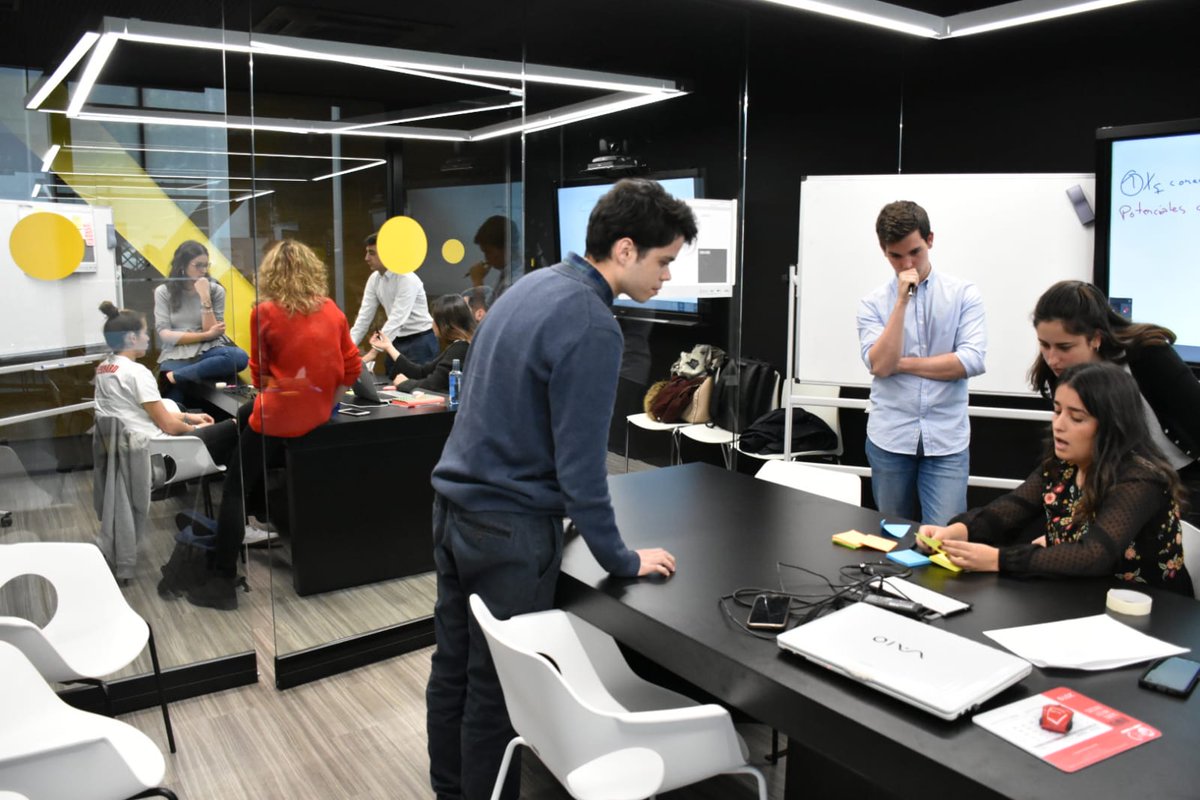 #postalHack en marcha. 4 equipos explorando 2 retos. Esto acaba de comenzar!