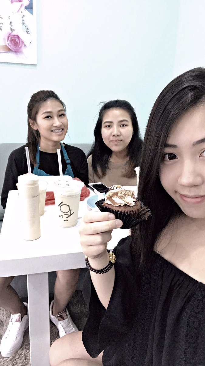 LynnLow_'s tweet photo. 🐻来探班！Milo cupcake was sinfully goood, just look at the oozing malt filling from the inside https://t.co/4TeXfqzIQ1