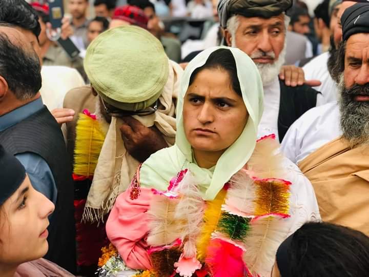 BezanNasir's tweet photo. Only a suppressed nation can understand pain of a suppressed nation. Great sister we Balochs proud of you, #PeshawarLongMarch4Arman https://t.co/U9ip6DcwBG