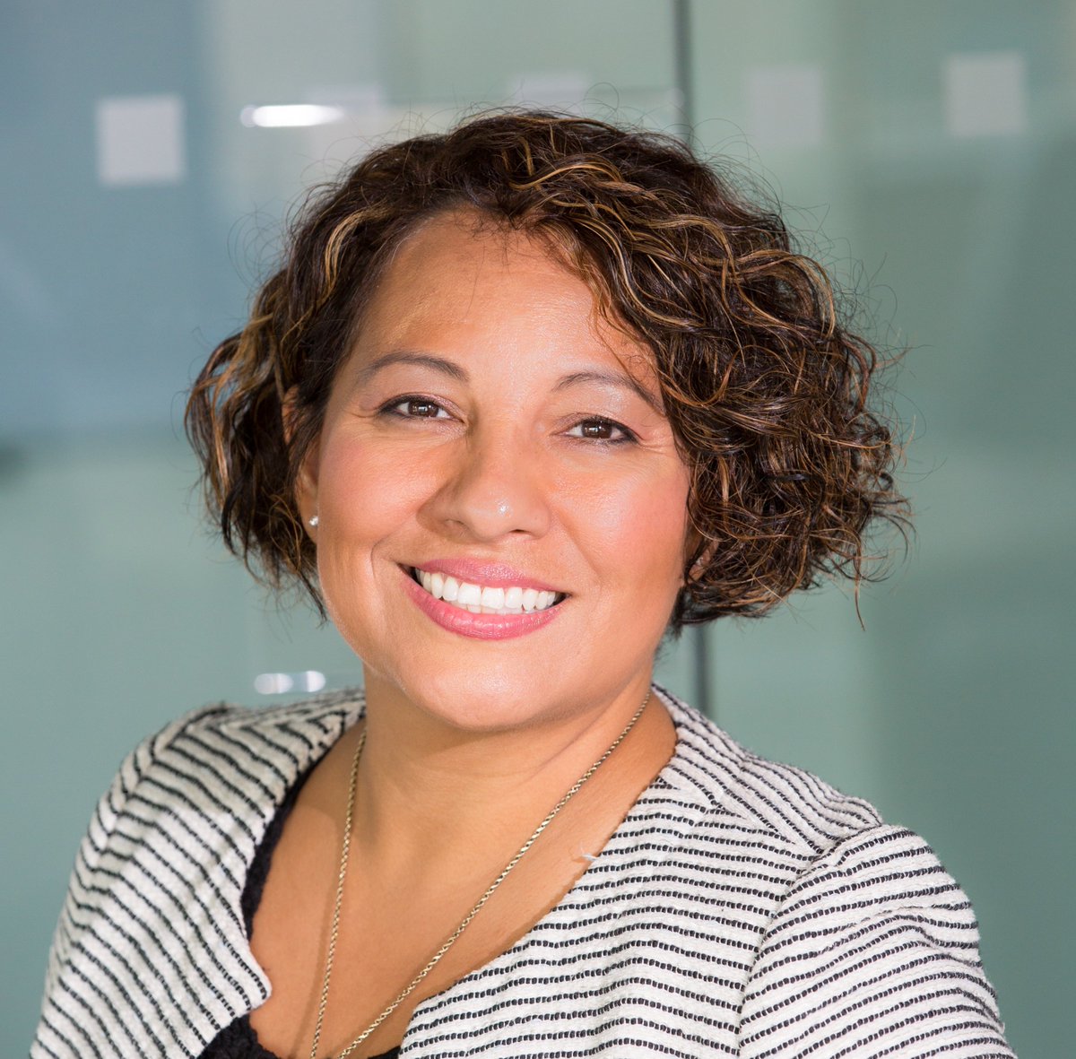 Need to touch-up your roots before big presentation? No worries, #GrayAway's Root Touch-Up Magnetic Powder is super portable and discreet, simply swipe the grays away! #rootconcealer #powder #girlboss