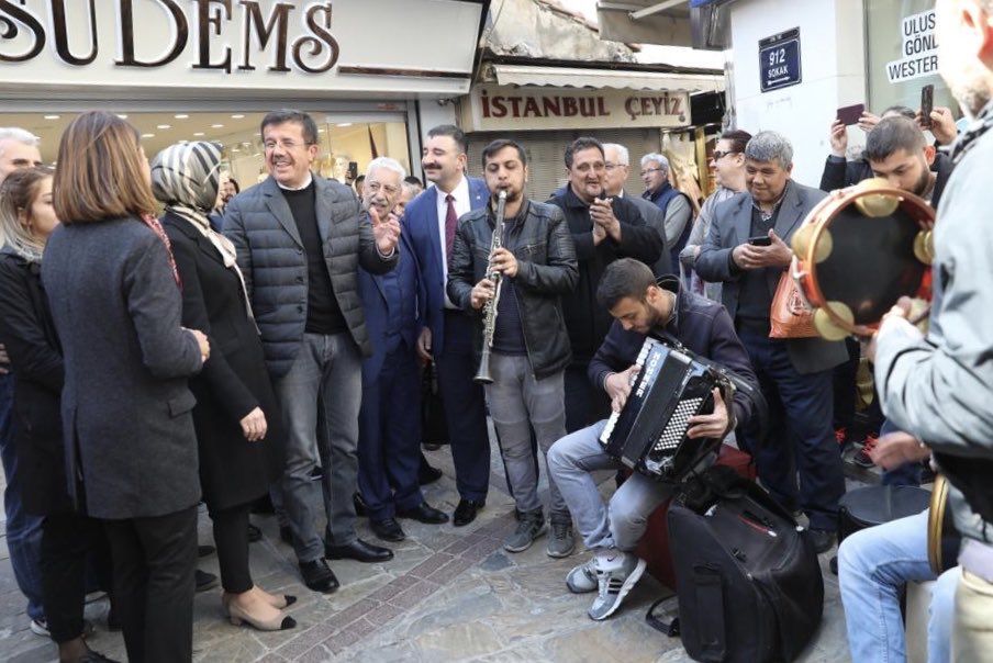 ZeybekciNihat's tweet photo. Kemeraltı’nda hemşehrilerimizle tarihi çarşımızın ve İzmir'imizin ihtiyaçlarını konuştuk. 1 Nisan'dan itibaren tüm bu sorunları kentimizin gündeminden adım adım kaldıracağız. 

Çarşımız ve İzmir hak ettiği değeri görecek! #İzmirKazansın https://t.co/Vk7WWJc2fe