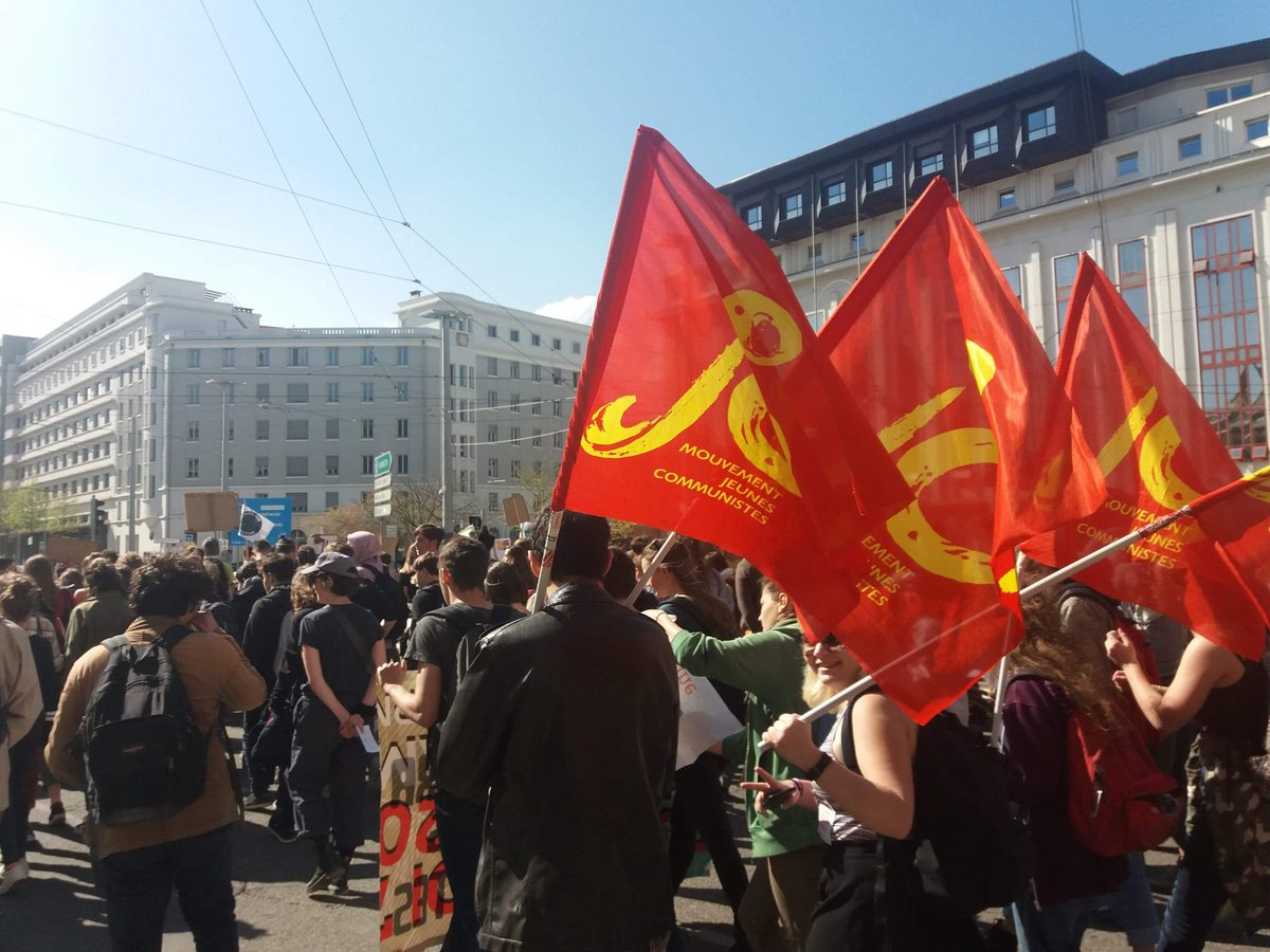MJCF38's tweet photo. Les jeunes communistes de l'Isère ont aujourd'hui manifesté pour le climat ! 🚩
Plus de banquise, moins de banquiers ! ❄ https://t.co/flf0isnOFG