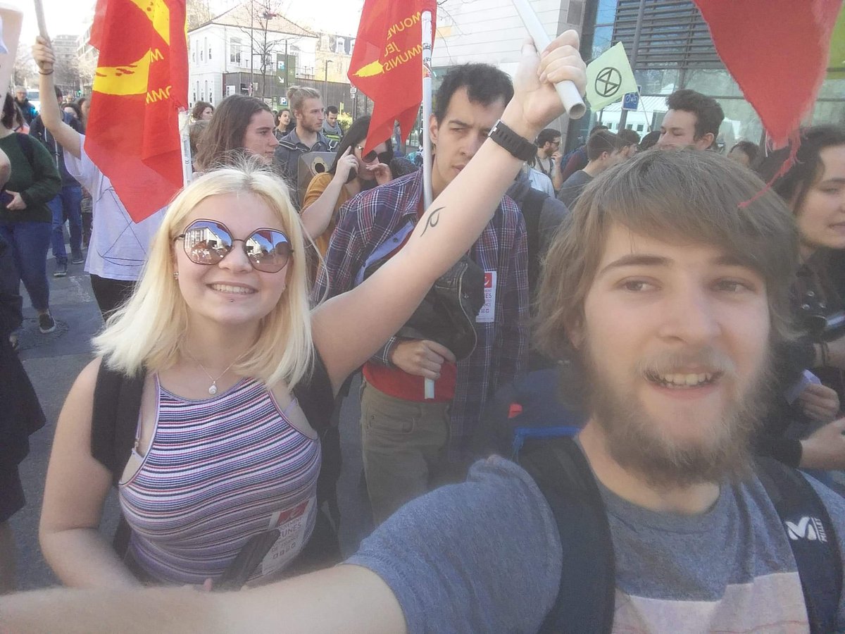 MJCF38's tweet photo. Les jeunes communistes de l'Isère ont aujourd'hui manifesté pour le climat ! 🚩
Plus de banquise, moins de banquiers ! ❄ https://t.co/flf0isnOFG