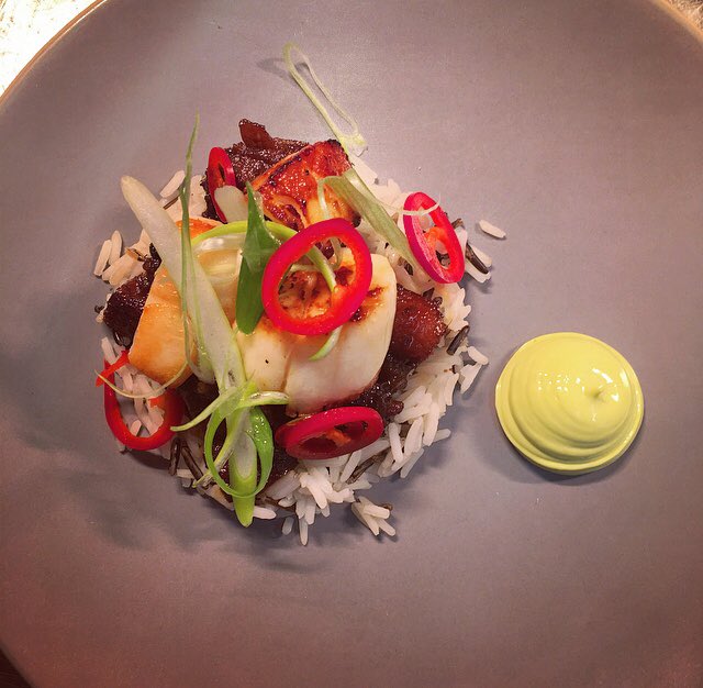 wezwatts's tweet image. King scallop,Chinese red braised pork, wild rice, lime &amp;amp; coriander mayonnaise.