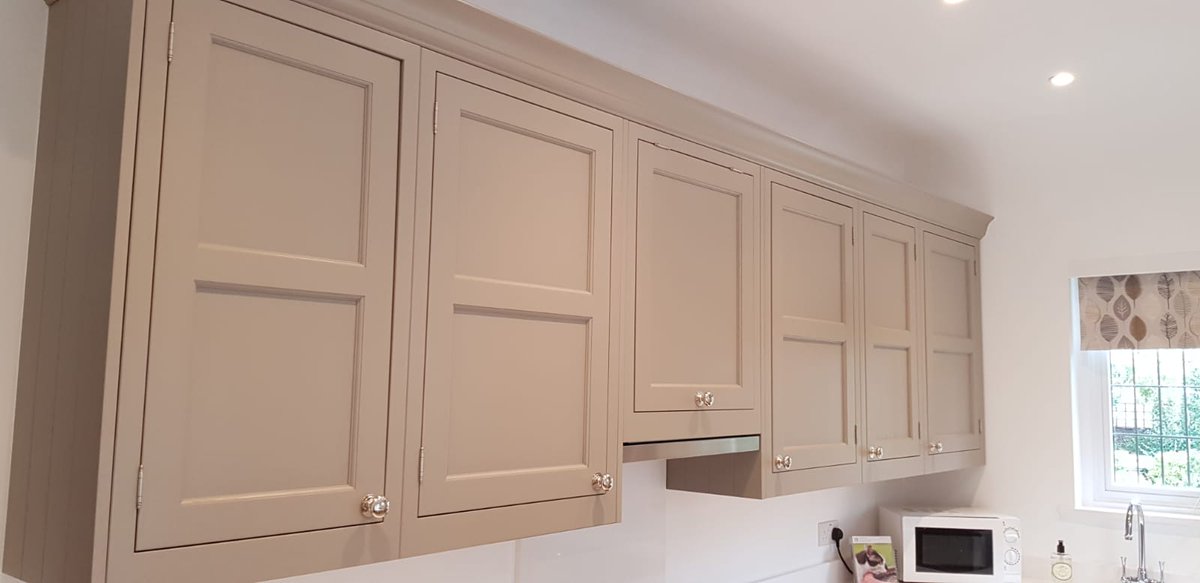 For this amazing #Kitchen, we used an #Uform #Belgravia #Inframe #Painted #Door, 20mm overpainted, with a solid ash frame with flat, veneered ash centre panel and internal moulding. Grain is visible and adds a classic look. #Apollo #Bosh Appliances