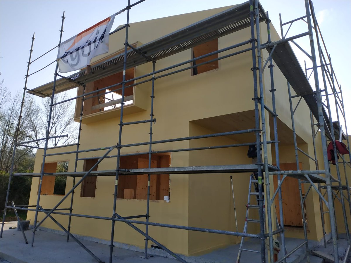 sorribero's tweet photo. Terminamos la hermeticidad de nuestra Passivhaus plus, con la aplicación de membrana líquida Stoguard sobre estructura CLT de @egoin_sa. #passivhaus #passivhausplus #construccion #construccioncantabria https://t.co/WWtBwBmfKS