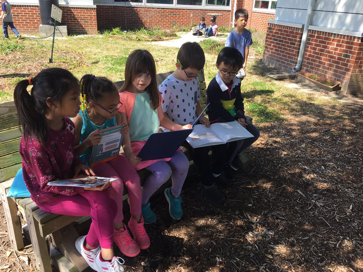 Jreamescu's tweet photo. Sharing our favorite books with friends outside on a beautiful spring day! #readingrocks #SpringBreak #DESengaged #ycsdengage https://t.co/zNrk7P1e7t