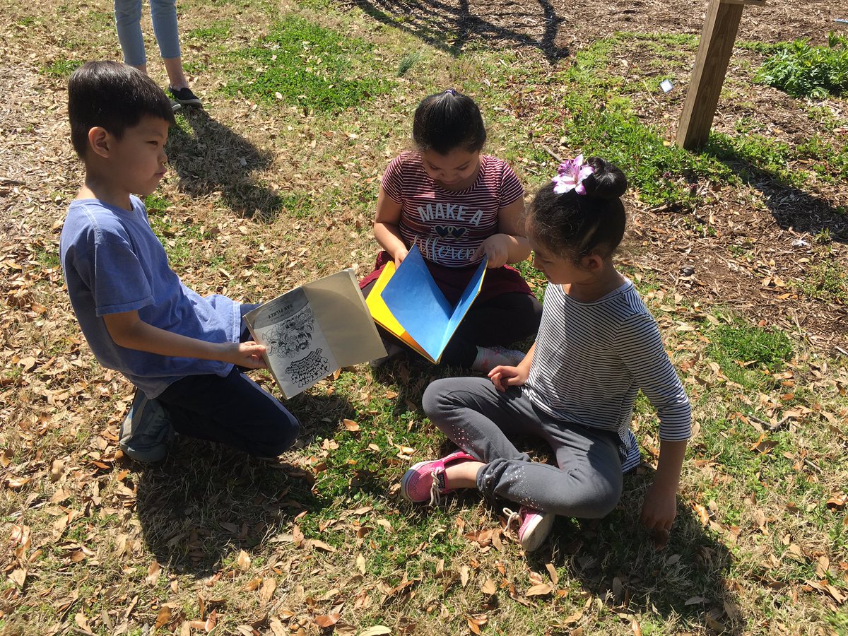 Jreamescu's tweet photo. Sharing our favorite books with friends outside on a beautiful spring day! #readingrocks #SpringBreak #DESengaged #ycsdengage https://t.co/zNrk7P1e7t