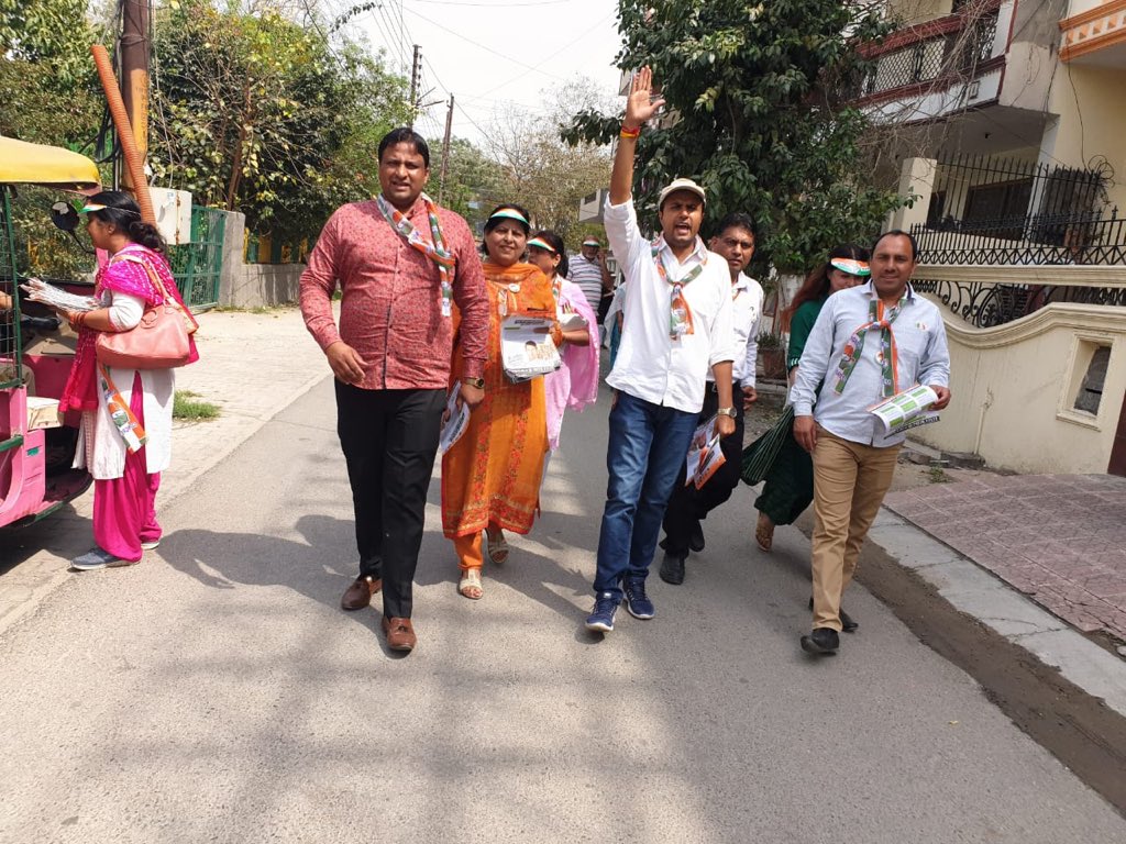 pradeepkINC's tweet photo. गौतम बुद्ध नगर लोकसभा में प्रत्याशी @theAKSofficial के साथ युवा कोंग्रेस जोश के साथ प्रचार करते हुए
#Arvind_Kumar_Singh #MP2019 #INCAKS #GautamBuddhnagar #iyc #election #inc #loksabha #drarvindsingh #loksabhaelections2019 #loksabagautambudhnagar #nyay. #aks #drarvindkumarsingh https://t.co/ZHeekt0f4u