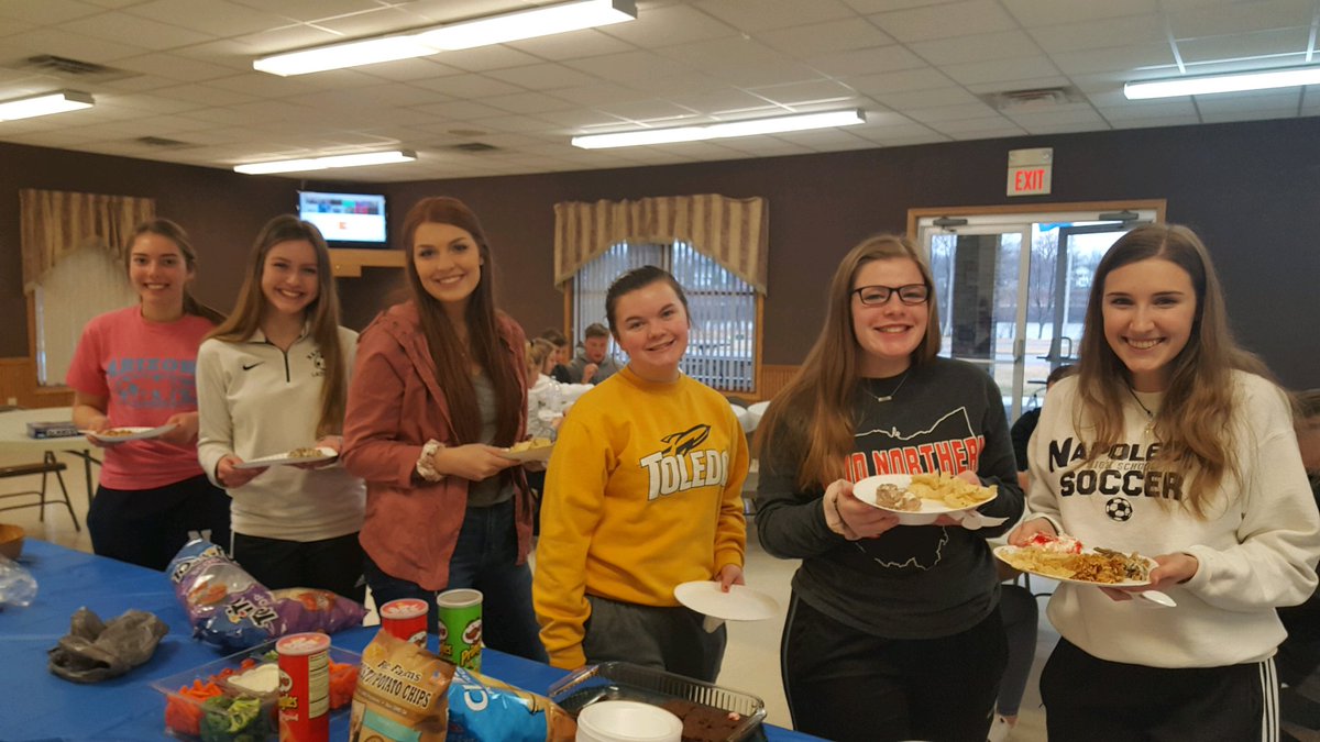 NHScatsGuidance's tweet image. Congratulations to our new National Honor Society inductees! #tappingday